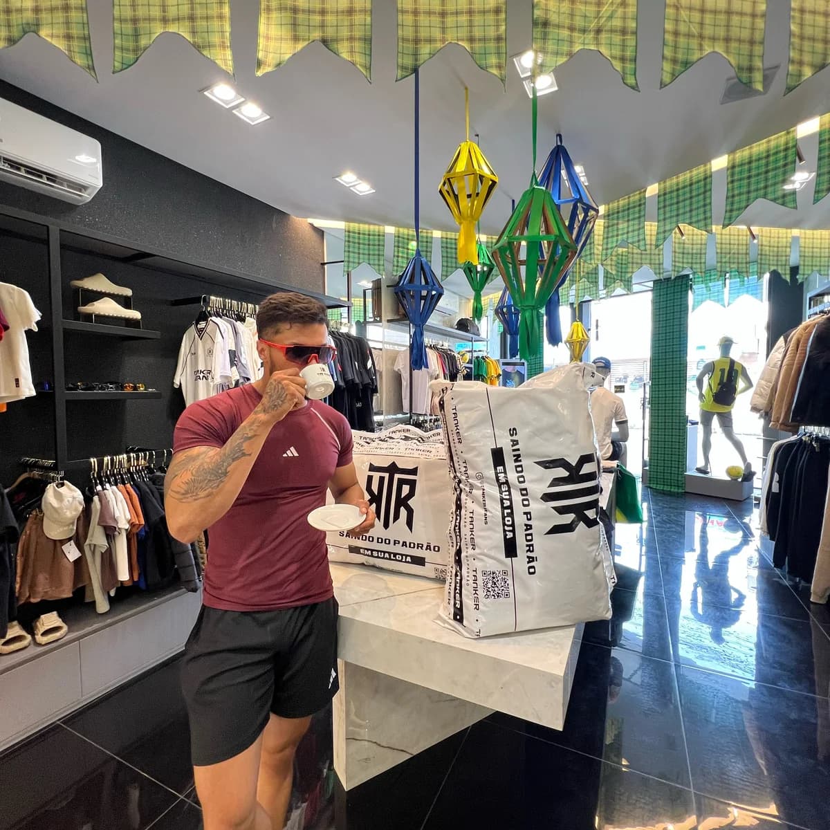 A vitrine da Reis Store, na calçada da loja em Carpina